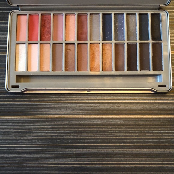 Enticed M/D Measurable Difference Eyeshadow Palette. - Picture 5 of 8